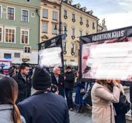 Plakaty przedstawiające kontrowersyjne obrazy o których mowa w at